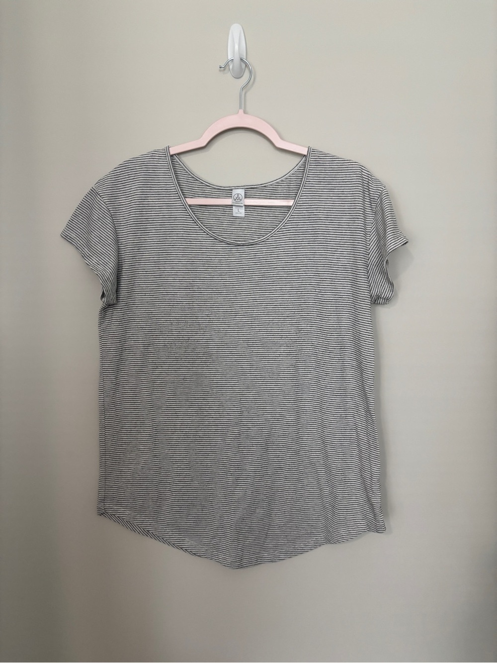 Alternative Casual Striped Scoop Neck Women's Top - Gray/White Size L - PTP 22”